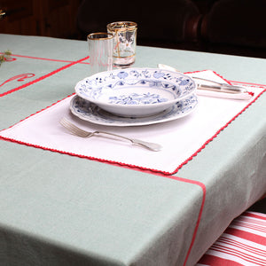 Tovaglietta americana elegante candido con ricamo rosso in 100% cotone tessuta al telaio di legno in Albania e ricamata a mano