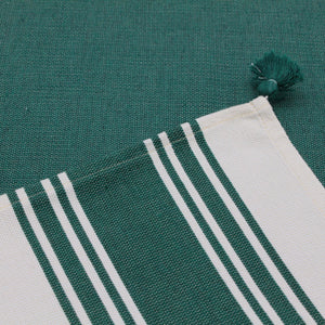 Tovaglietta americana in tinta unita candido con fascia laterale verdone in 100% cotone tessuta al telaio di legno in Albania