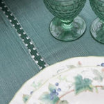 Carica l'immagine nel visualizzatore di Gallery, Tovaglia Vera verdone in cotone artigianale del brand Guri i Zi, design elegante e sostenibile
