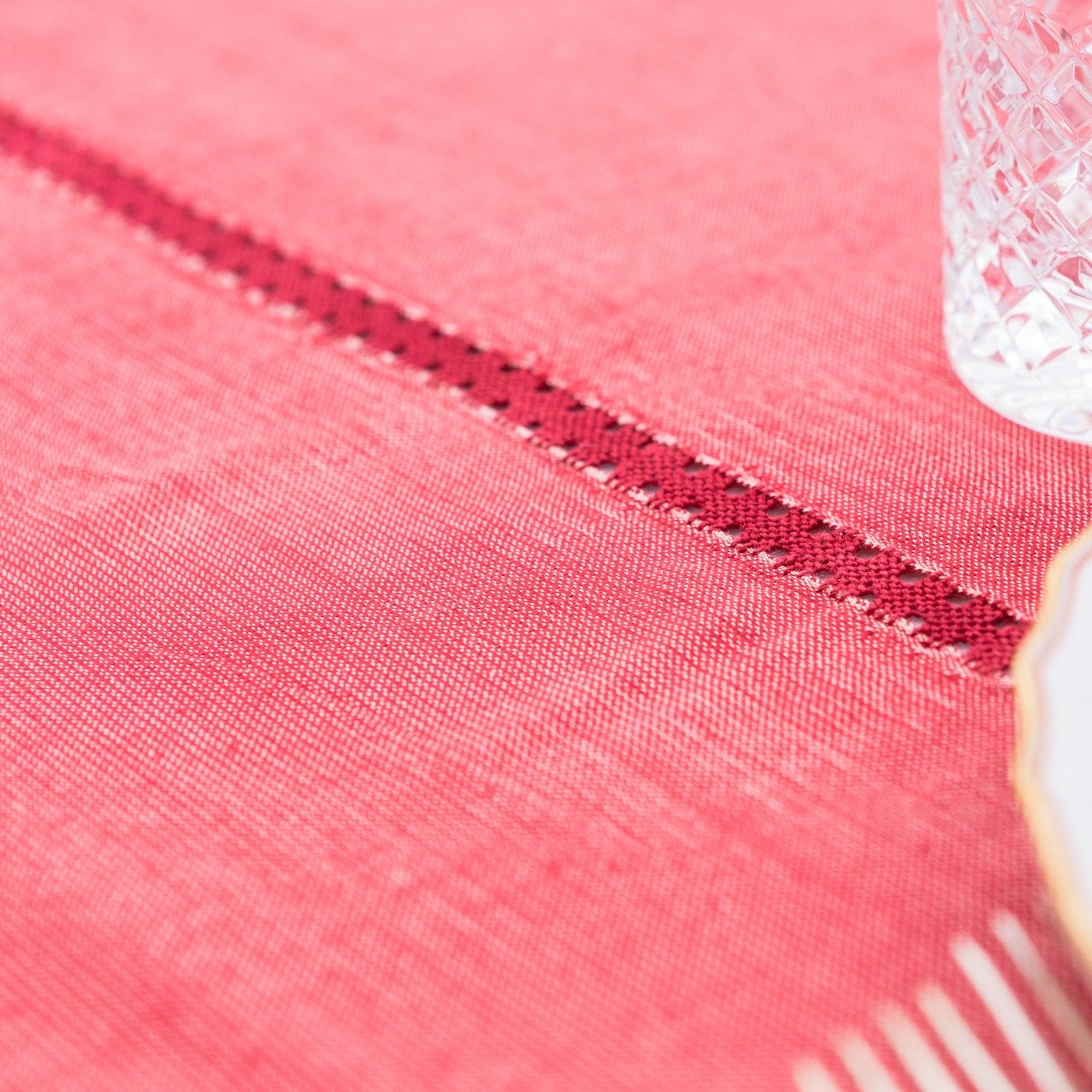 Tovaglia Vera dattero in cotone artigianale del brand Guri i Zi, design elegante e sostenibile